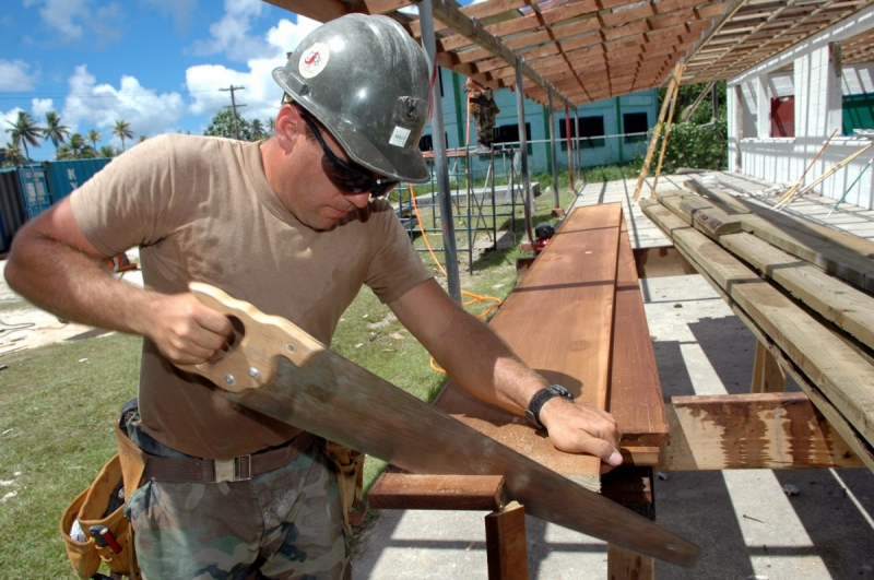 menuisier-GREOLIERES-min_worker_construction_building_carpenter_male_job_build_helmet-893290